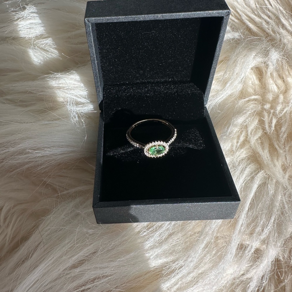 Elegant 14k gold Green Gemstone Ring size 7